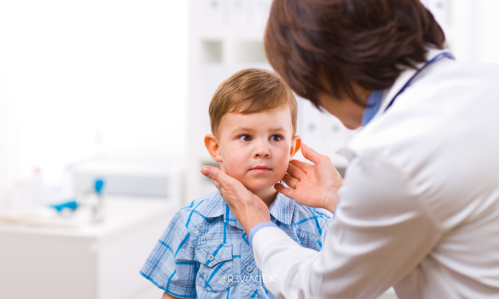 Criança durante consulta médica