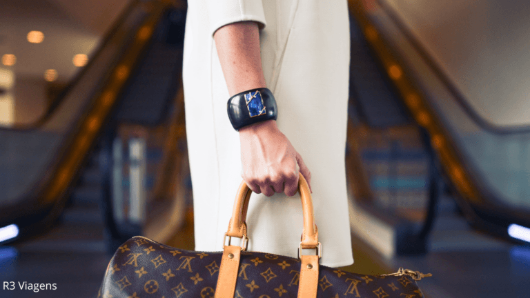 Viajante com bolsa